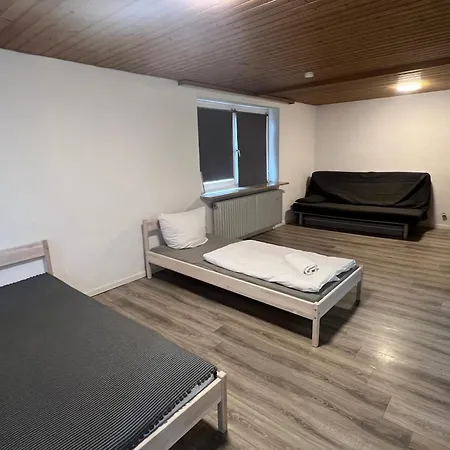 Monteurzimmer Basic Zentrale Mit Gemeinschaftsbaedern בית אירוח